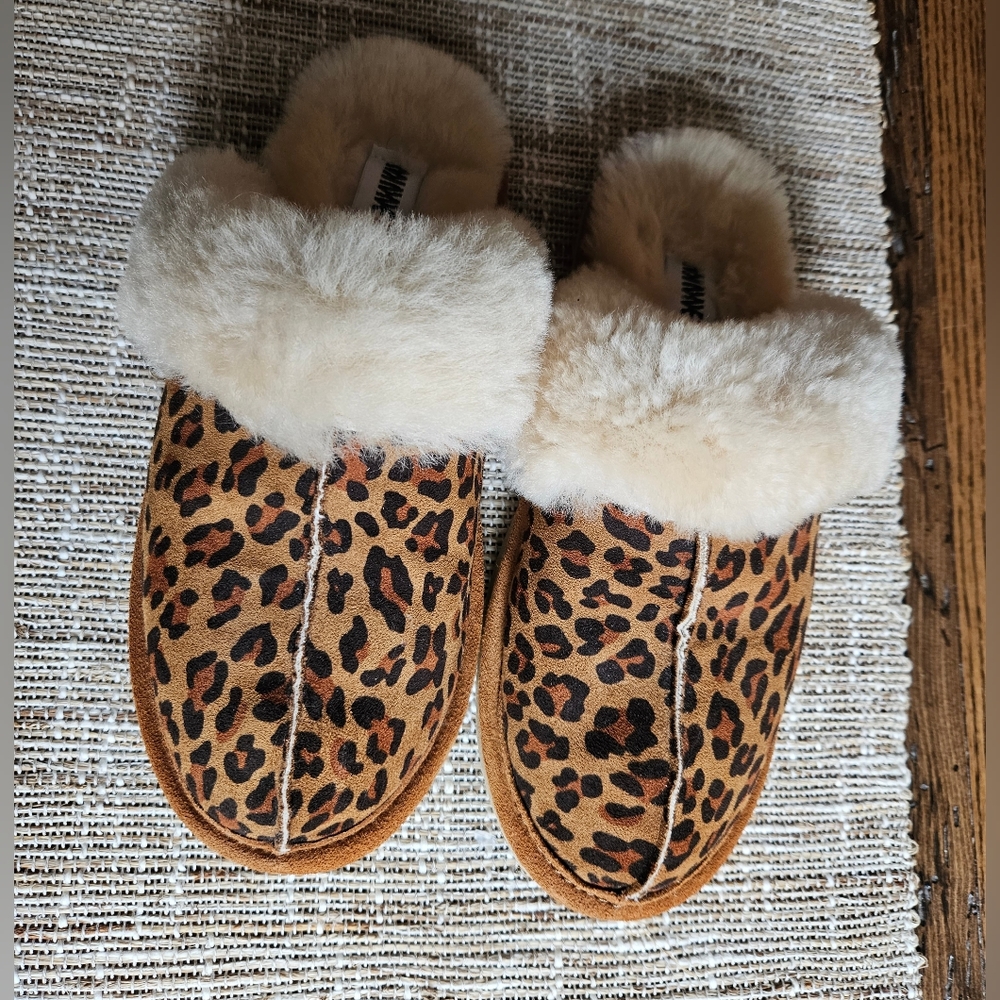 Minnetonka Slippers size 8 leopard print
